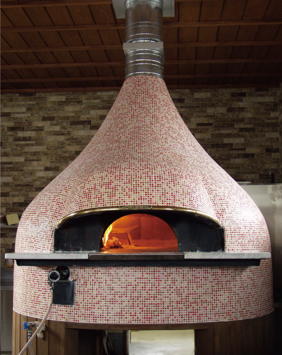 こだわりの薪釜で一気に焼き上げるので、外はカリッと薪の香りのする美味しいピザができます。