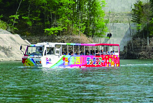 水陸両用バスで行く「湯西川ダックツアー」