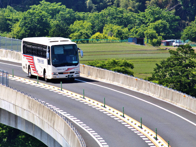 三島駅から西伊豆方面の「西伊豆特急・快速バス」は、大型観光バス「三菱ふそう エアロエース」を運行しております。トイレも付いていて長距離の乗車も安心です。