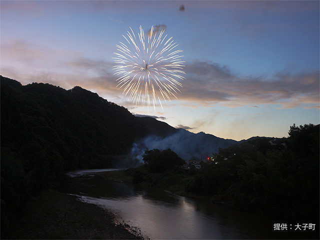【西金会場】山と花火の構図が素敵ですね♪