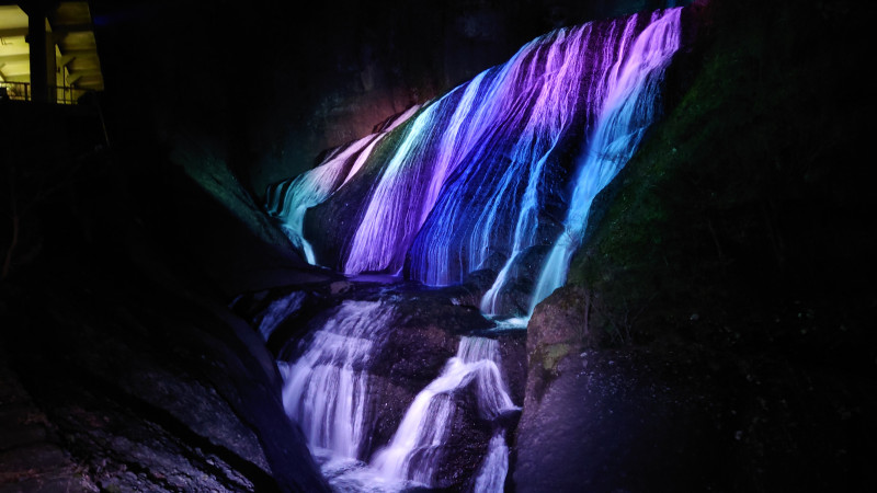 様々な色に滝が変化していくのが楽しめます！