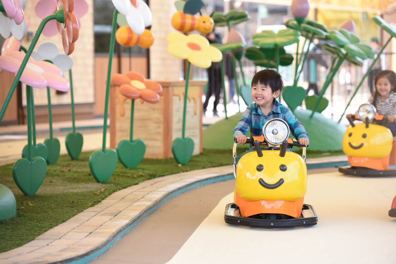 3歳のお子様から1人で運転できる「ぶんぶんスクター」です。こういう笑顔に癒されますね！