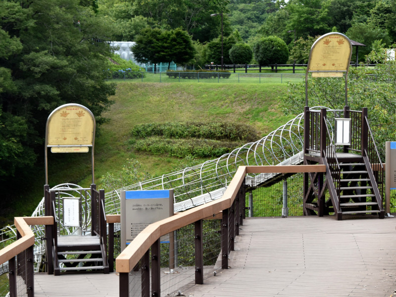 無料で遊べるアスレチックは、全長105mのローラー滑り台が人気。